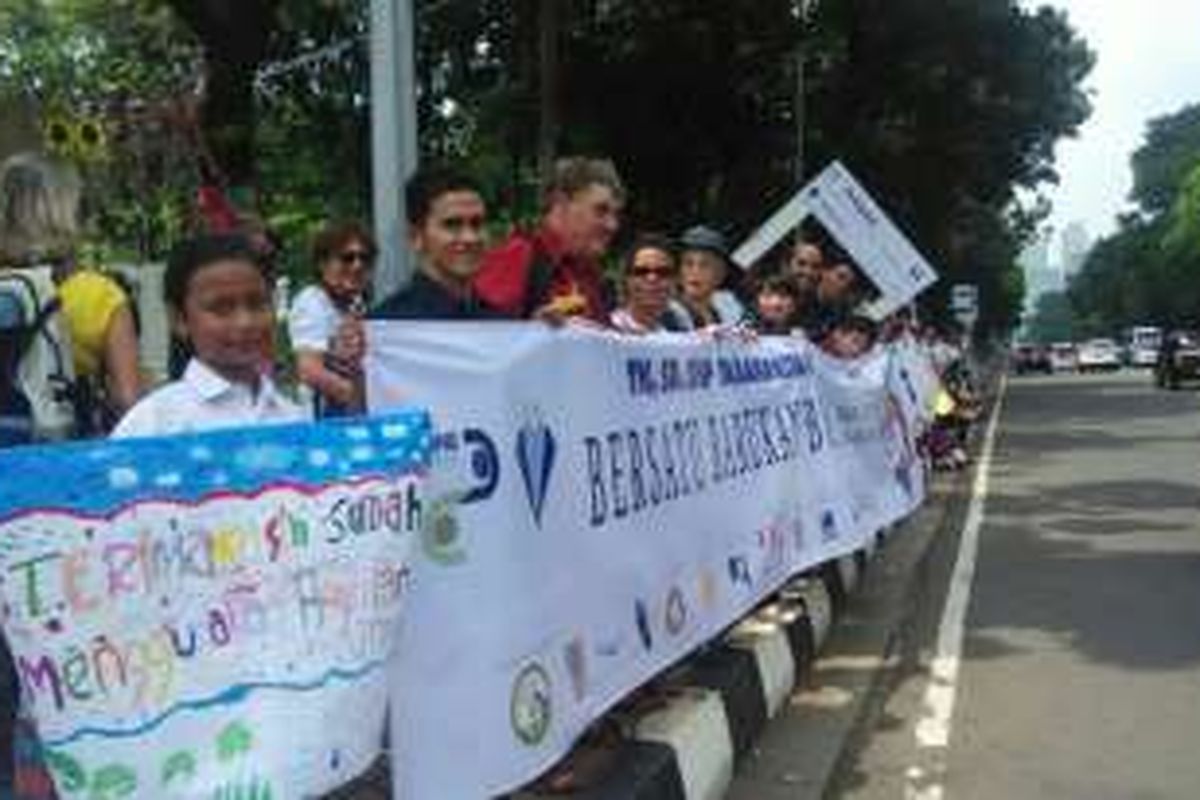 Para Duta Lingkungan Tarakanita 3 menggelar aksi dalam memperingati Hari Ozon Internasional di kawasan Taman Pandang Istana, Jumat (16/9/2016).