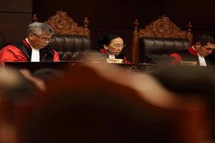 Hakim Konstitusi, Akil Mochtar, Maria Farida Indarti, dan Hamdan Zoelva (kiri ke kanan) bergantian membcakan putusan uji materil tentang undang-undang minyak dan gas bumi di Mahkamah Konstitusi, Jakarta, Selasa (13/11/2012). Mahkamah Konstitusi memutuskan pasal yang mengatur tugas dan fungsi Badan Pelaksana Minyak dan Gas Bumi (BP Migas) yang diatur dalam UU Nomor 22 Tahun 2001 tentang Minyak dan Gas Bumi bertentangan dengan UUD 1945 dan tidak memiliki hukum mengikat.
