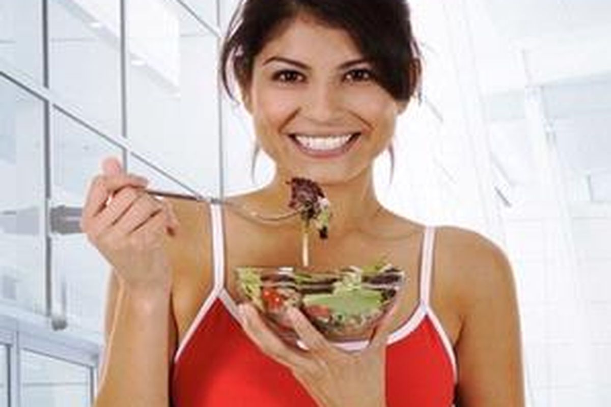 Setidaknya, makanlah makanan ringan sebelum berlatih, seperti pisang atau sayuran.