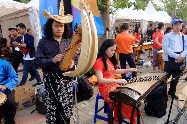 Sajian musik tradisional di luar stadion Gelora Bung Kafno sebelum pembukaan Asian Games 2018, Sabtu (18/08/2018)