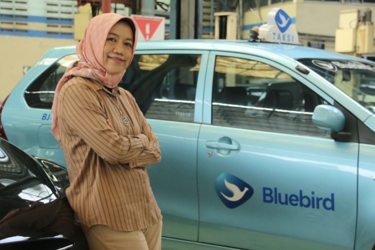 Vice President Teknik PT Blue Bird Tbk, Bintarti A. Yulianto. Bintarti bertanggung jawab memastikan kesiapan armada mulai dari pengecatan sesuai identitas perusahaan, pemasangan atribut, hingga sistem service/maintenance.