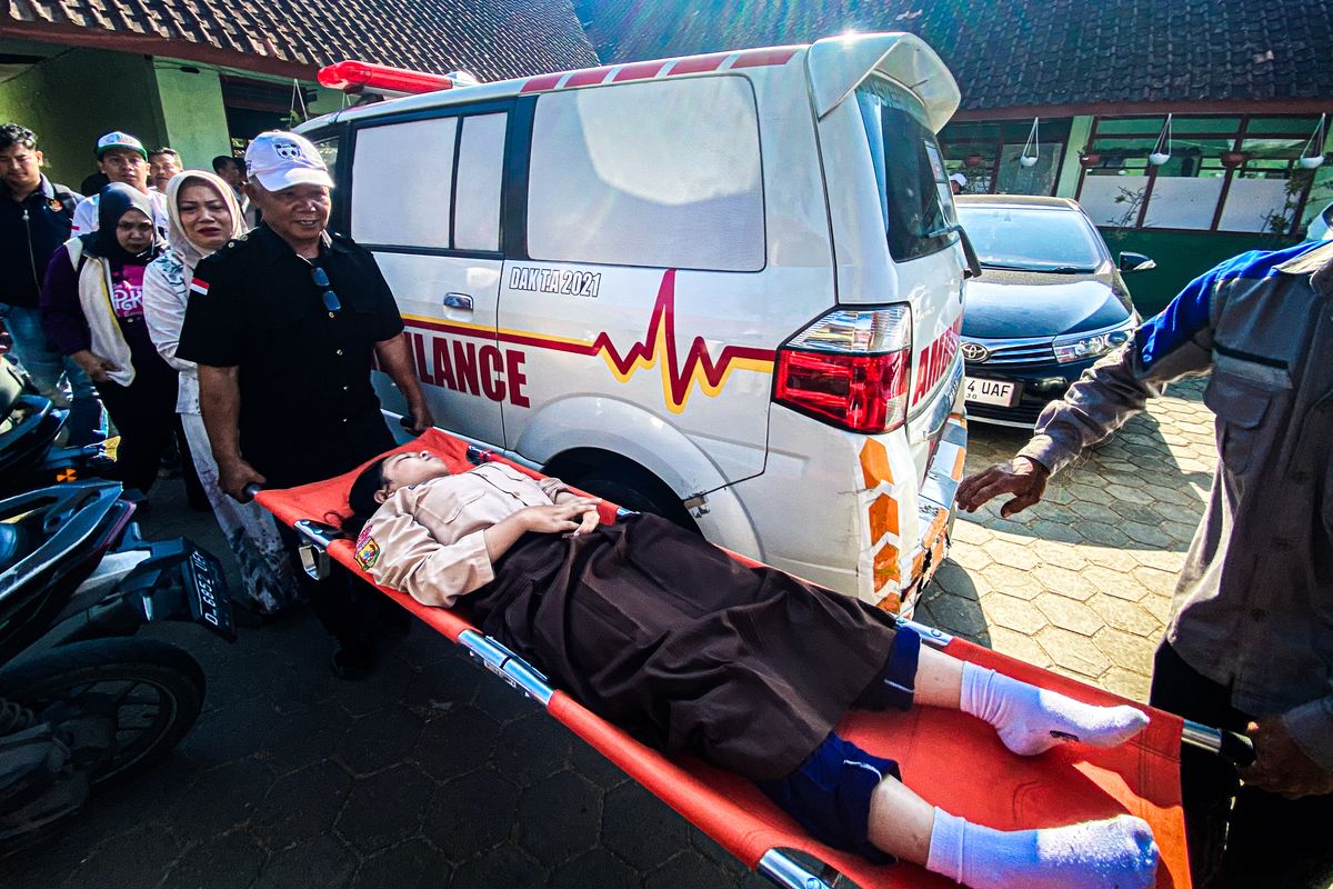 Seorang siswi korban keracunan menu makan bergizi gratis (MBG) di Kecamatan Cisarua, Kabupaten Bandung Barat (KBB), Jawa Barat dievakuasi ke ambulans, Rabu (15/10/2025).