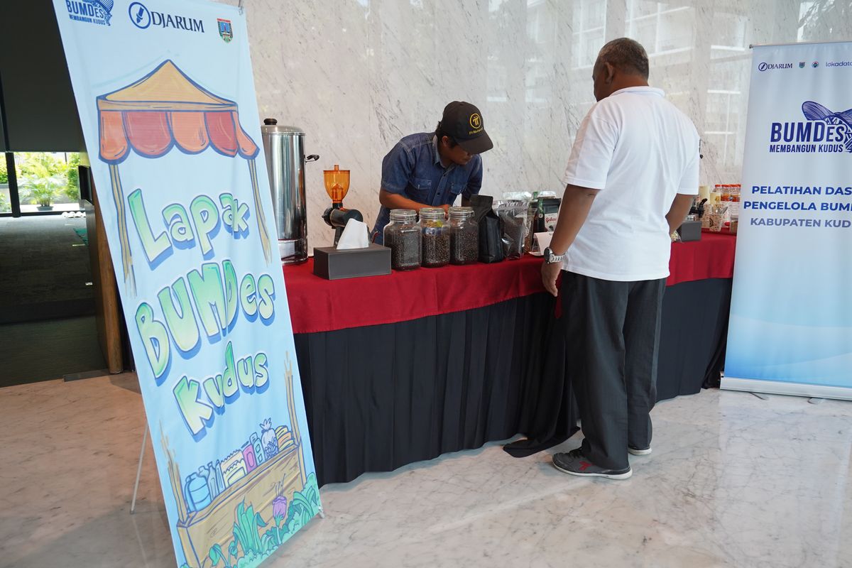BUMDes Tunggak Jati Japan, Desa Japan, Kecamatan Dawe, menjajakan kopi dan beragam produk UMKM desa selama pelatihan BUMDes oleh PT Djarum. 