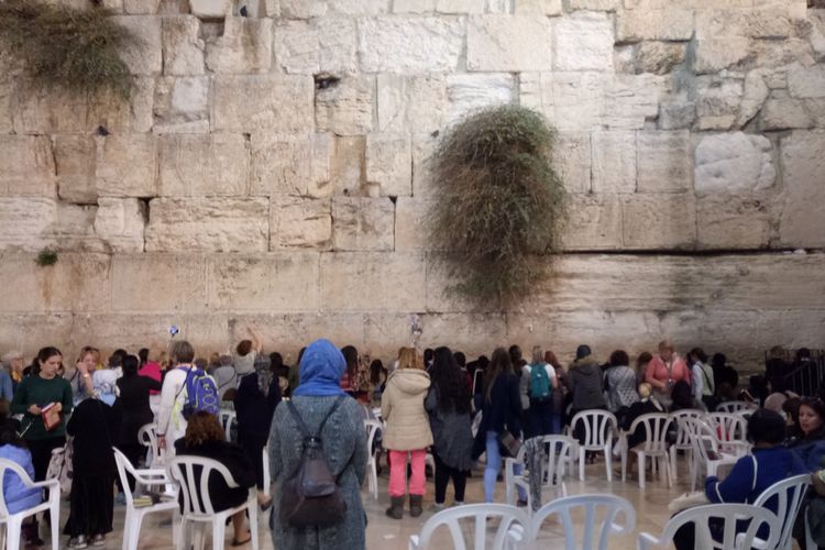 Umat Yahudi sedang berdoa di Tembok Ratapan Yerusalem. 