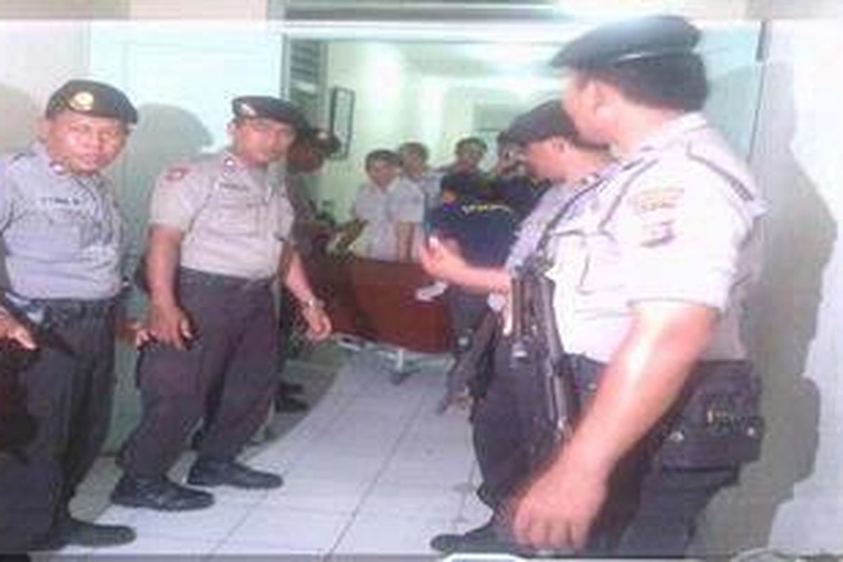 Salah satu jenazah terduga teroris sudah dimasukkan ke dalam peti dan siap diberangkatkan ke Jakarta untuk diotopsi, Senin (19/3) siang. Setelah ditembak mati polisi pada Minggu malam, kelima jenazah itu dititipkan ke Rumah Sakit Sanglah Denpasar, Bali.