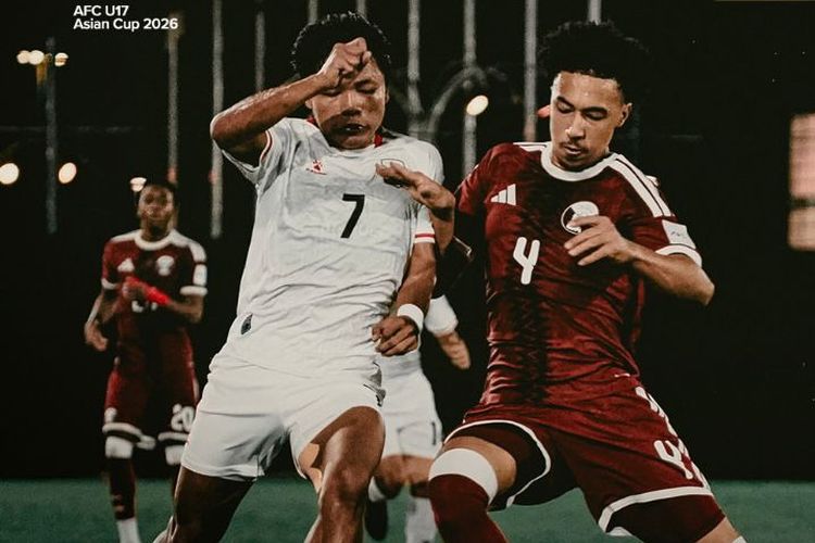 Pemain Timnas U17 Indonesia berduel dengan pemain Qatar pada laga kedua babak penyisihan Grup B Piala Asia U17 2026 yang berakhir dengan skor 0-2 di King Abdullah Sports City Training Stadium Arab Saudi, Sabtu (9/5/2026) malam.