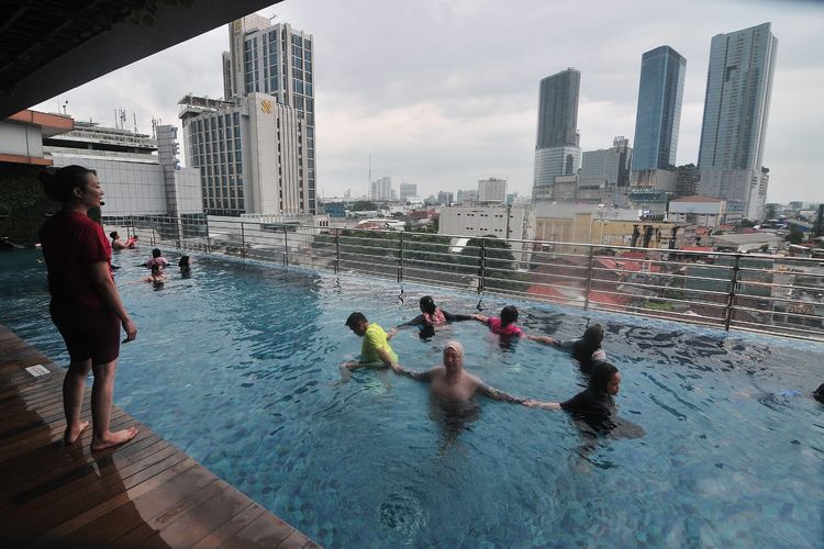 Salah satu tren yang kini semakin populer, aqua yoga metode yoga yang dilakukan di dalam air dan dipercaya memberikan berbagai manfaat kesehatan di kolam renang Hotel Doubletree Surabaya, Selasa (11/2/2025) sore.