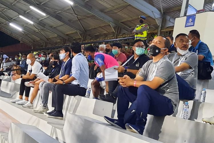 Pelatih timnas Indonesia, Shin Tae-yong, kala memantau pemain-pemain muda dalam laga Liga 1 antara Persib vs Bali United, Kamis 13 Januari 2022, di Stadion Ngurah Rai, Bali. 