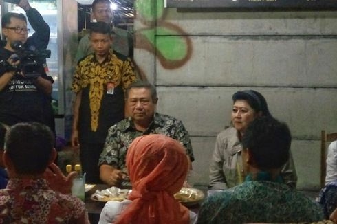 Makan di Angkringan, SBY Santap Nasi Goreng dan Minum Wedang Tape Ketan Panas