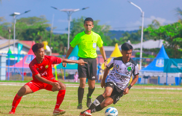 Pemain Kaltim M.Rivaldi saat berhasil mengecoh lawannya dari aceh.dalam pertandingan Kaltim VS Aceh yang berlangsung di Stadion Barnabas Youwe Sentani, Kabupaten Jayapura (Senin 04/10/2021). 