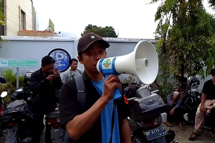Asrul terdakwa kasus UU ITE menyempatkan diri berorasi bersama sejumlah jurnalis usai menjalani persidangan, ia menyerukan untuk tetap kritis dan menyorot pemerintah Kota Palopo, Selasa (23/11/2021)