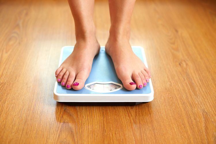 Ilustrasi berat badan, ilustrasi berat badan naik karena makan kurma.