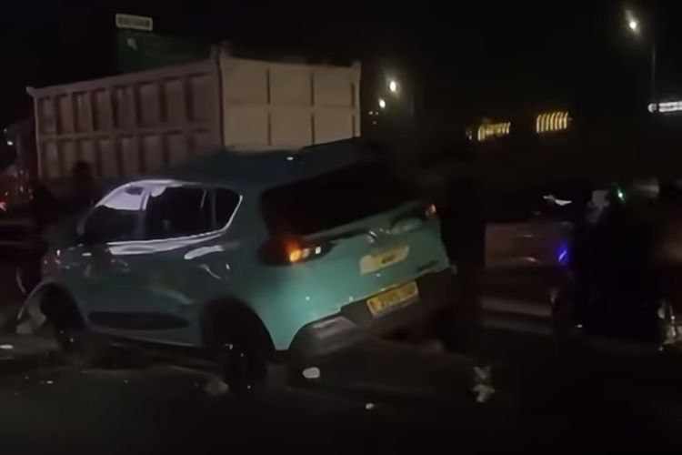 Taksi Green SM Tabrak Pembatas Jalan di Gatot Subroto, Bodi Nyangkut di Separator