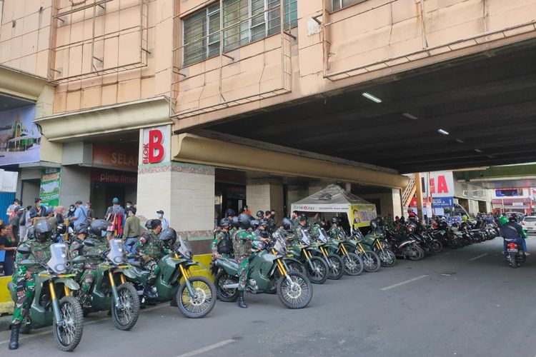 A number of TNI personnel were deployed in health protocol raids at Tanah Abang Market, Sunday, May 2. The raids were carried out after the number of visitors since last Saturday reached more than 200 percent, double the maximum capacity of the market.