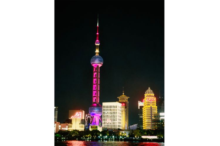 Potret The Bund di malam hari.