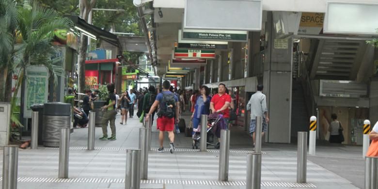 Lucky Plaza di Orchard Road, Singapura.