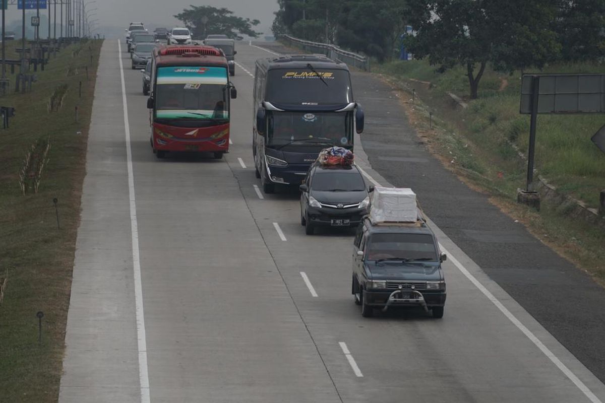 Ilustrasi mobil membawa barang bawaan di atap