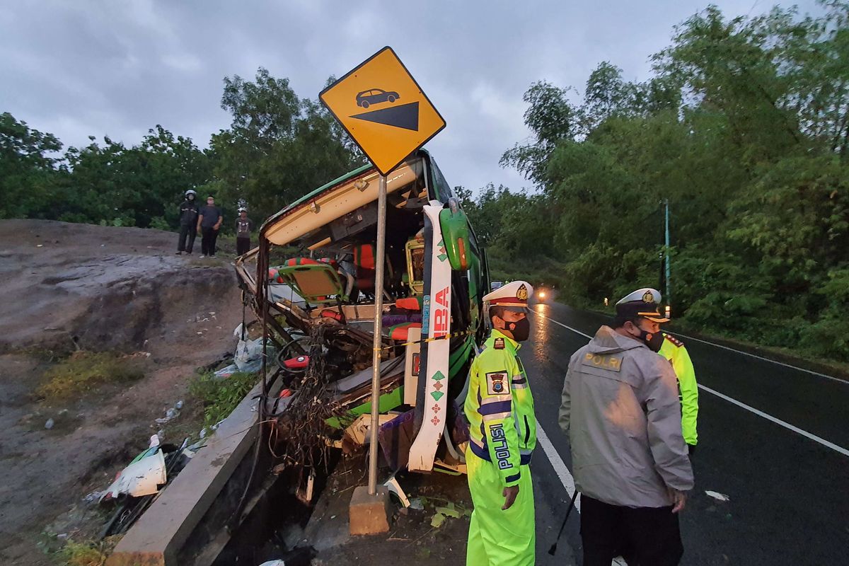 Suasana di lokasi terjadinya kecelakaan bus di Bukit Bego, Padukuhan Kedungbueng, Kalurahan Wukirsari, Kapanewon Imogiri, Kabupaten Bantul, Daerah Istimewa Yogyakarta (DIY), Minggu (6/2/2022). Sebanyak 13 penumpang bus tewas dalam kecelakaan maut yang diduga terjadi karena bus tidak kuat menanjak dan sopir yang tidak menguasai medan.