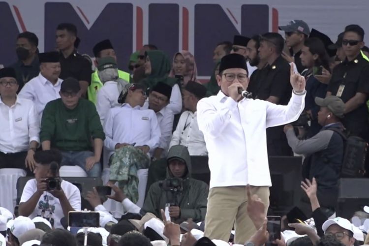 Calon wakil presiden (cawapres) nomor urut 1, Muhaimin Iskandar atau Cak Imin dalam kampanye akbar di Stadion Untung Suropati, Pasuruan, Jawa Timur, Jumat (9/2/2024).