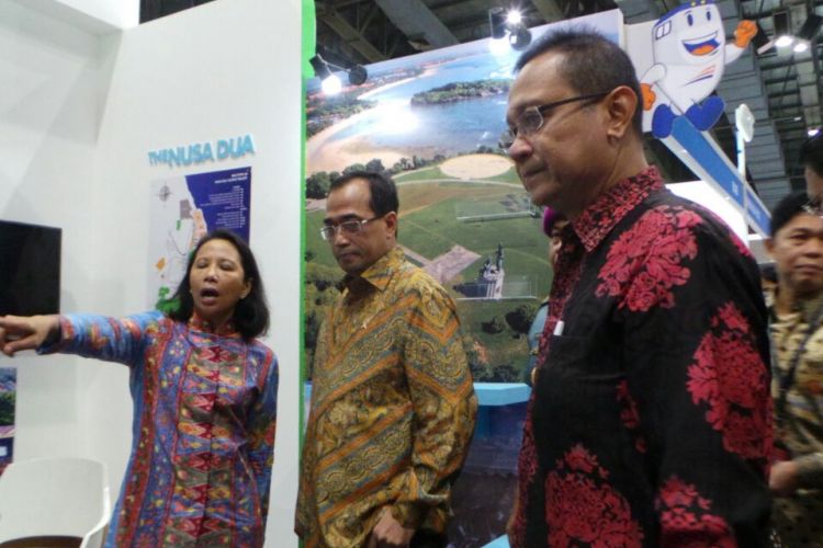Menteri Perhubungan Budi Karya Sumadi, Menteri BUMN Rini Soemarno, dan Direktur Utama PT KAI Edi Sukmoro saat membuka pameran KAI Travel Fair 2017, di Hall B Jakarta Convention Center, Sabtu (29/7/2017).