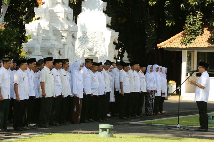 Bupati Banyuwangi Abdullah Azwar Anas saat memimpin apel di halaman Kantor Pemda Banyuwangi