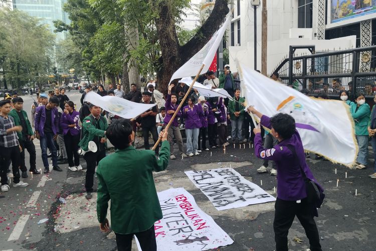 Ratusan Mahasiswa Geruduk Gedung DPRD Sumut, Protes Soal Keracunan Massal MBG di Kabupaten Karo