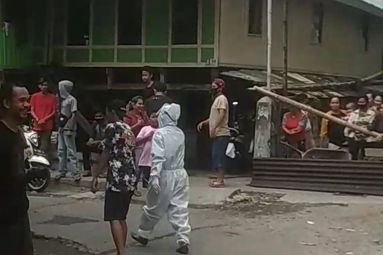 Seorang petugas medis yang mengenakan APD lengkap diteriaki warga saat hendak melakukan rapid test di Kelurahan Layang, Makassar, Sabtu (6/6/2020).(Dok Istimewa)