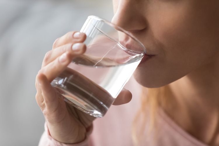 Minum air putih sebelum makan besar membantu seseorang mengasup lebih sedikit kalori.
