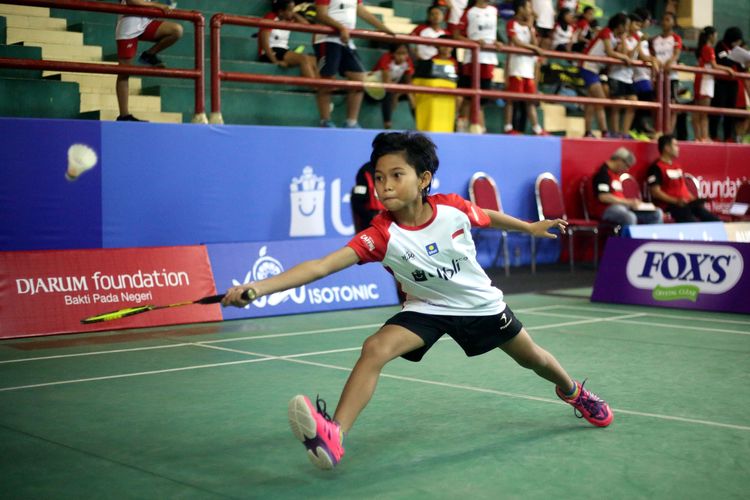 Nur Hafidzah Afifah, salah seorang peserta U-13 Putri asal Kotawaringin Timur, Kalimantan Tengah, bertanding di Tahap Screening Audisi Umum Beasiswa Bulutangkis 2019 Surabaya, yang digelar di GOR Sudirman, Surabaya, Minggu (20/10) pagi.