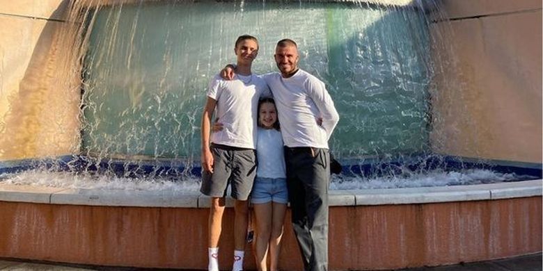David Beckham memamerkan gaya potongan sweet buzz  bersama putranya Romeo (17), dan anak perempuannya Harper (8) di Universal Studio, Hollywood, Amerika Serikat.