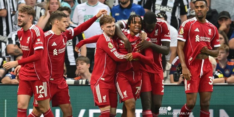 Selebrasi gol Rio Ngumoha (tengah) dalam pertandingan sepak bola Liga Inggris antara Newcastle United vs Liverpool di St James' Park di Newcastle-upon-Tyne, timur laut Inggris pada 25 Agustus 2025. (Foto oleh ANDY BUCHANAN / AFP)