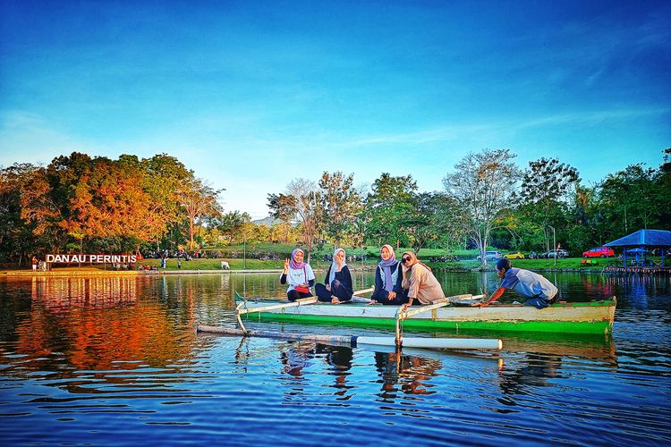 Wisatawan lokal tengah berperahu di Danau perintis Kecamaatn Suwawa Kabupaten Bone Bolango. Danau ini mudah dijangkau dan memiliki pemandangan indah.