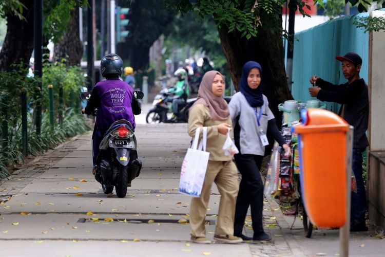 Pengendara sepeda motor yang melintasi trotoar di Jalan Kebon Sirih, Jakarta Pusat, Senin (17/7/2017). Pengendara sering memanfaatkan trotoar untuk memotong jalan agar bisa lebih cepat ketimbang melewati jalan raya.