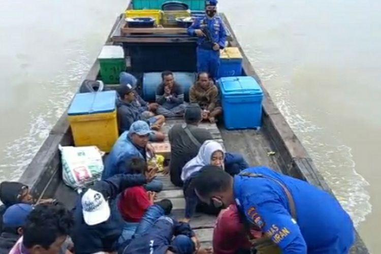 Tangkapan layar video saat 11 pekerja migran Indonesia (PMI) ilegal dari Malaysia diamankan tim gabungan Ditpolairud Polda Sumut dan Sat Polair Polres Tanjung Balai. Polisi mengamankan 4 dan anak buah kapal (ABK).