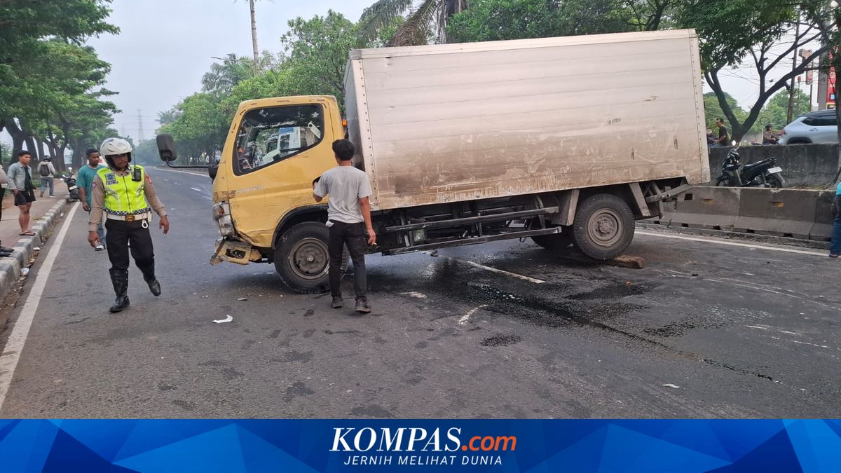 Truk Ekspedisi Terguling di Daan Mogot Jakbar, Damkar Bersihkan Tumpahan Oli dan Solar