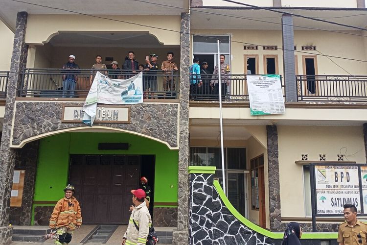 Sejumlah petugas Disdamkar Kabupaten Bandung tengah melakukan pemadaman Ruang Kantor LPMD Desa Ibun, Kecamatan Ibun, Kabupaten Bandung, Jawa Barat pada Senin (11/9/2023)