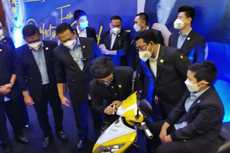 Bamsoet perkenalkan motor listrik baru Bike Smart Electric