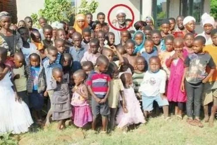 Misheck Nyandoro bersama dengan seluruh istri dan ratusan anaknya. Veteran Perang Zimbabwe ini viral karena mempunyai 16 istri dan 151 anak.