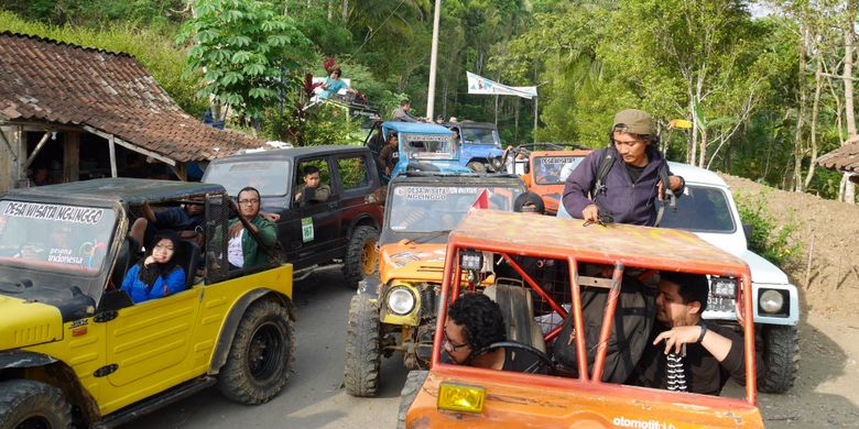 Menelusuri Desa Wisata Nglinggo menggunakan jeep di Jalur Bedah Menoreh, Kabupaten Kulon Progo, Yogyakarta, Sabtu (4/11/2017).