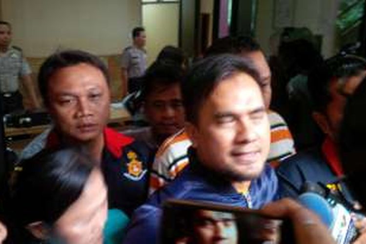Tersangka kasus dugaan pencabulan terhadap remaja berinisial DS, penyanyi dangdut Saipul Jamil (kanan), di Kantor Polsek Kelapa Gading, Jakarta Utara, Sabtu (20/2/2016).