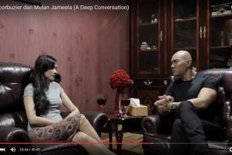 Mulan Jameela tampil dalam sebuah video bincang-bincang yang diunggah pembawa acara Deddy Corbuzier pada situs berbagi video YouTube, Senin (14/12/2015). Mulan meminta maaf dan berharap artis musik Maia Estianty bisa rujuk kembali dengan mantan suami yang juga rekan seprofesinya, Ahmad Dhani.