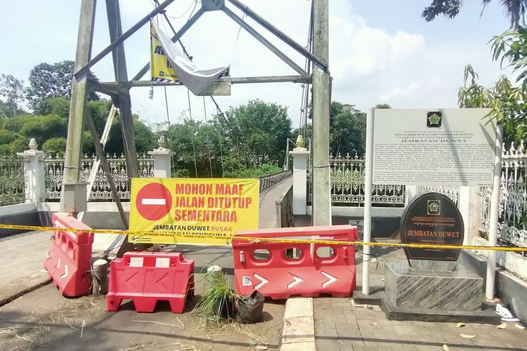 Pemerintah dan polisi menutup akses Jembatan Duwet di Pedukuhan Duwet II, Kalurahan Banjarharjo, Kapanewon Kalibawang, Kabupaten Kulon Progo, Daerah Istimewa Yogyakarta. Warga dilarang melintas.