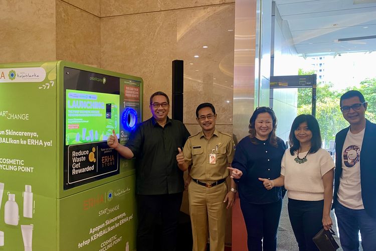 Peluncuran mesin daur ulang kosmetik (Cosmetic Reverse Vending Machine) oleh ERHA Group dan Plasticpay di Mall Kota Kasablanka, Jakarta Selatan, Senin (22/4/2024).