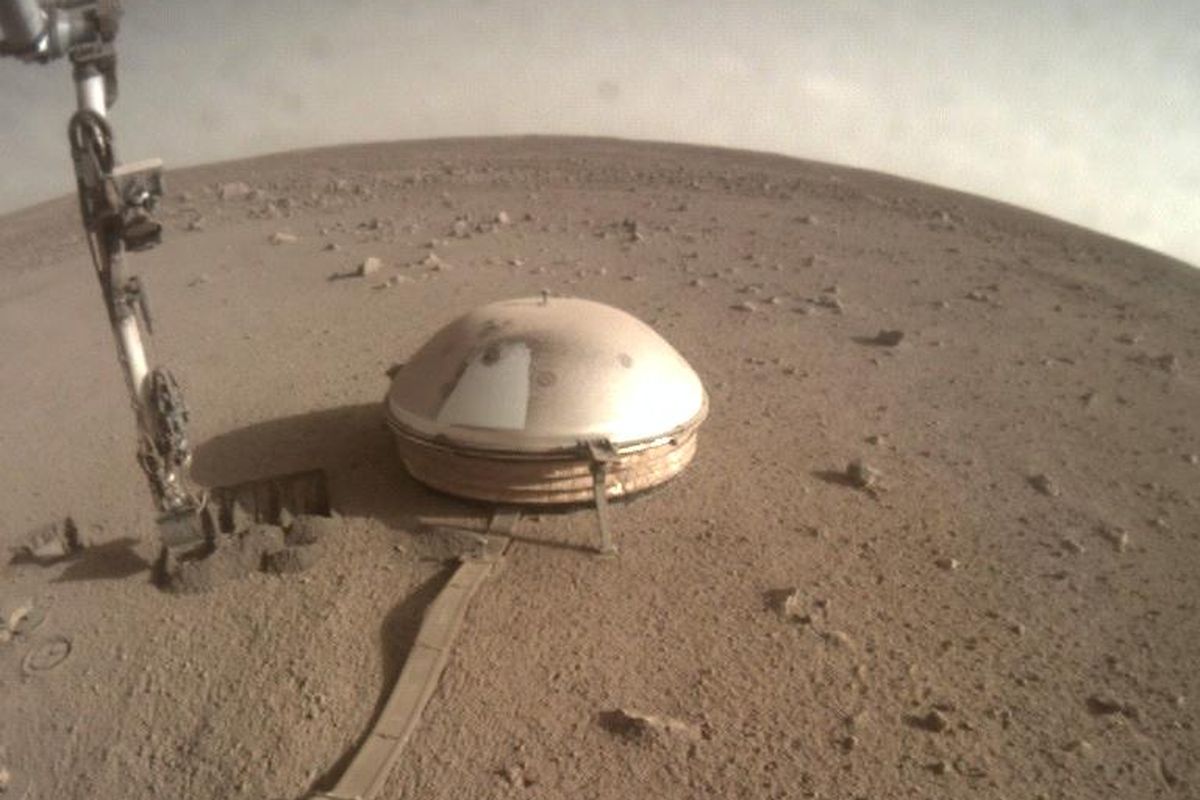 Lengan robotik dari wahana antariksa InSight NASA. Menyelidiki aktivitas gempa Mars atau seismik di planet Mars, NASA tanam kabel seismometer, pendeteksi gempa di planet merah. Dua gempa kuat tercatat Maret lalu mengguncang Mars.