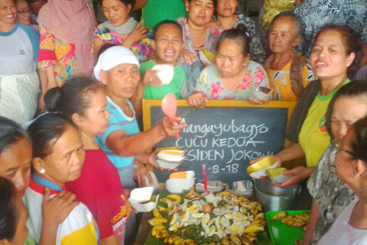 Para pedagang dan buruh gendong Pasar Legi, Solo, Jawa Tengah mengadakan syukuran kelahiran cucu kedua Presiden Joko Widodo (Jokowi) dengan membagikan nasi gudangan, Rabu (1/8/2018).
