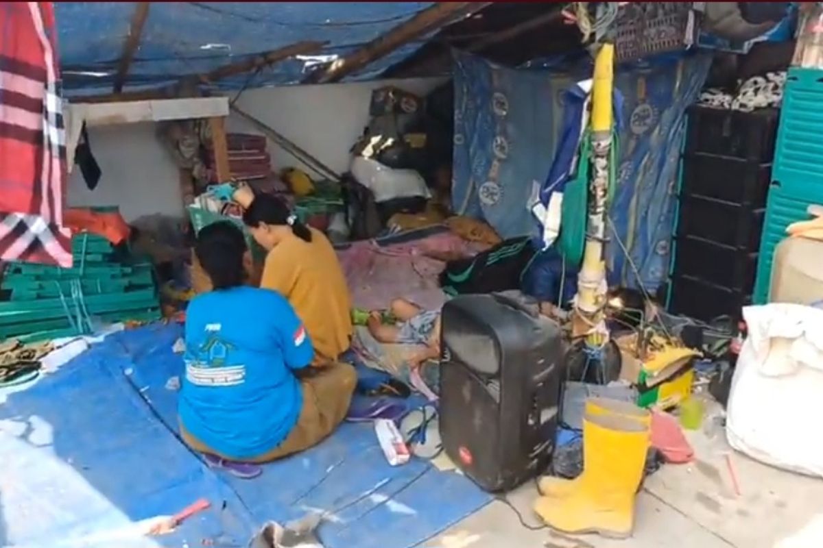 Toiroh (51), salah satu warga Kampung Bayam yang masih menetap di sebuah tenda yang berlokasi di Jalan Permai Raya, Papanggo, Tanjung Priok, Jakarta Utara. Tenda tersebut merupakan tempat tinggal sementara warga Kampung Bayam sambil menanti penyerahan kunci hunian Kampung Susun Bayam (KSB).