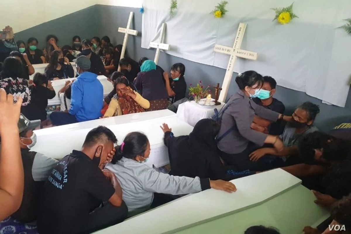 Residents of Kalemago village in Indonesia's Central Sulawesi province mourn for four coffee farmers killed May 11, 2021, by MIT group. (Yoanes Litha/VOA) 