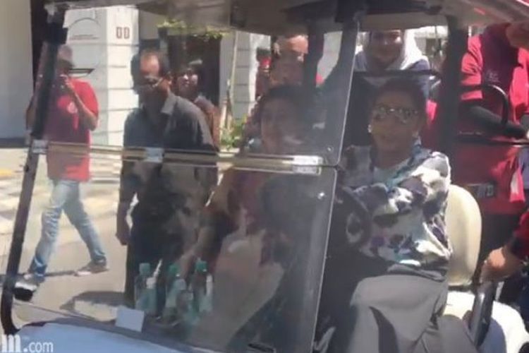 Aksi Menteri Kelautan dan Perikanan Susi Pudjiastuti mengemudi mobil buggy listrik dengan Presiden ke-5 RI Megawati Soekarnoputri di sampingnya di Jalan Tunjungan, Surabaya, Jawa Timur, Minggu (29/4/2018). 