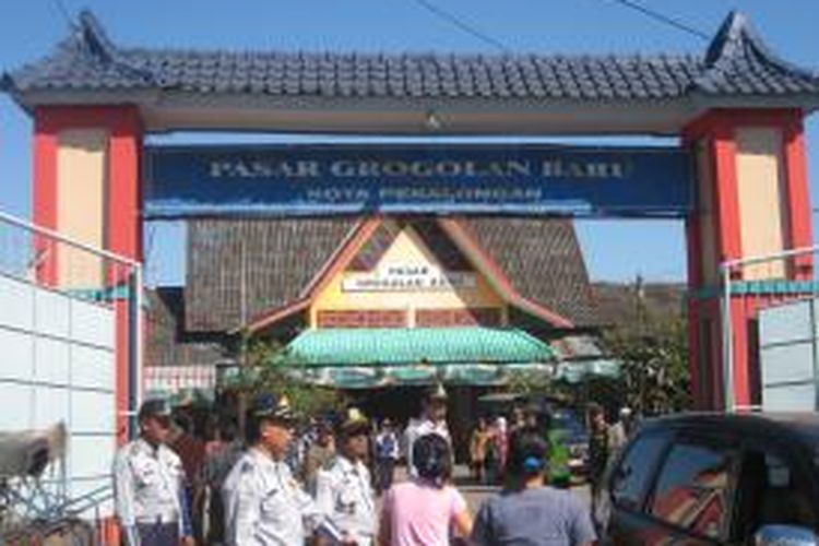 Pasar Grogolan di Kota Pekalongan, Provinsi Jawa Tengah,  satu dari tujuh percontohan revitalisasi pasar rakyat Yayasan Danamon Peduli. Revitalisasi pasar rakyat oleh Yayasan Danamon Peduli sudah terlaksana sejak 2006 silam.  