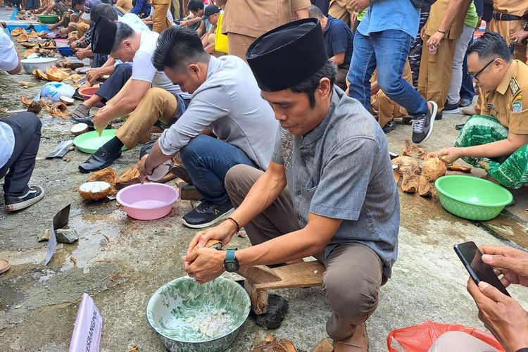 Lomba memarut kelapa menggunakan metode tradisional Suku Serawai di Seluma, Bengkulu.